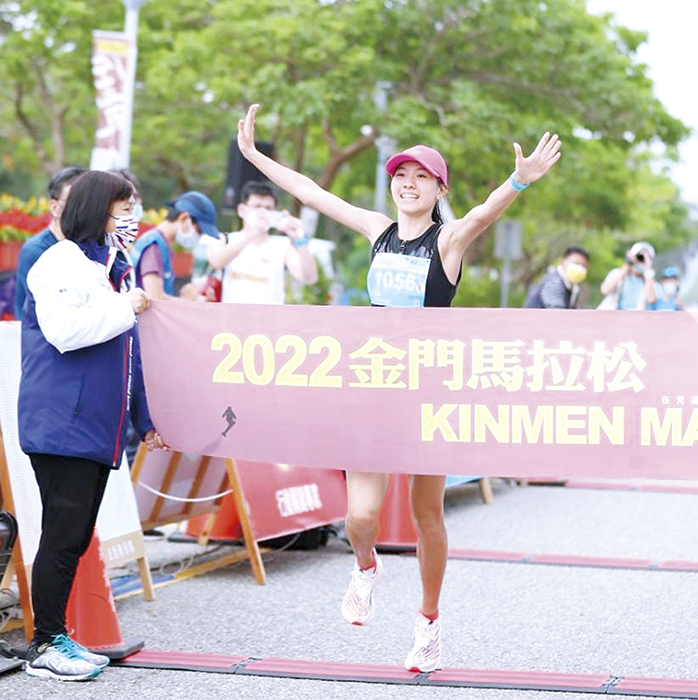 二○二二金門馬拉松比賽，張芷瑄摘下全馬女子組冠軍。（楊水詠攝）