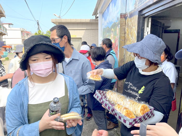 「點水成金－金門水文化特展」首場「金沙聚落走讀」登場，由金門縣導遊服務人員職業工會理事長陳成基帶領與會學員走進何厝，認識常民生活中與水有關的設施。（陳麗妤攝）