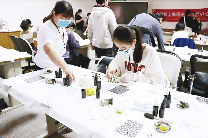 國立金門大學浯洲書院日前舉辦「走馬看花磚Plus 花心藍曬工作坊」,邀請鄭秋美擔任講師,帶領學生實地走訪水頭聚落,認識閩南古厝與洋樓建築的花磚之美。(金門大學提供)