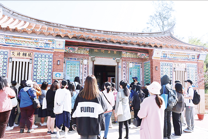 國立金門大學浯洲書院日前舉辦「走馬看花磚Plus 花心藍曬工作坊」,邀請鄭秋美擔任講師,帶領學生實地走訪水頭聚落,認識閩南古厝與洋樓建築的花磚之美。(金門大學提供)