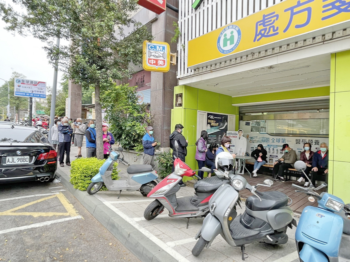 「快篩實名制」28日開賣,金城鎮大森藥局,一早就出現排隊人潮。(陳冠霖攝)