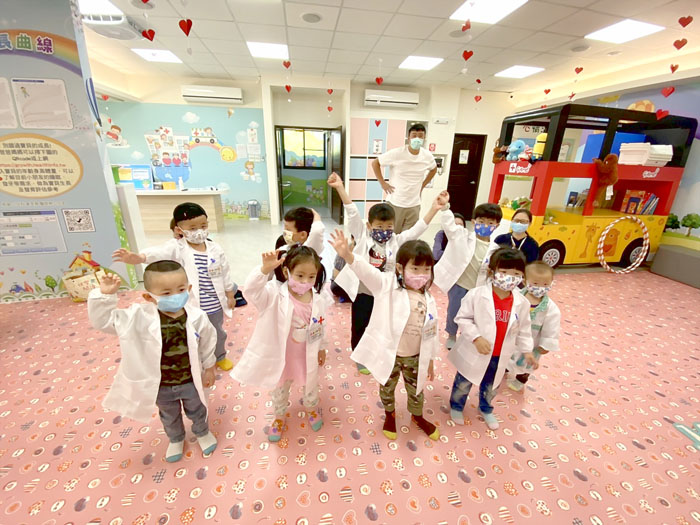 醫遊館每個月均規劃豐富多元的親子活動,致力提供友善育兒服務與環境,更搭起親子間親近彼此的橋樑。
(金湖托育資源中心醫遊館提供)