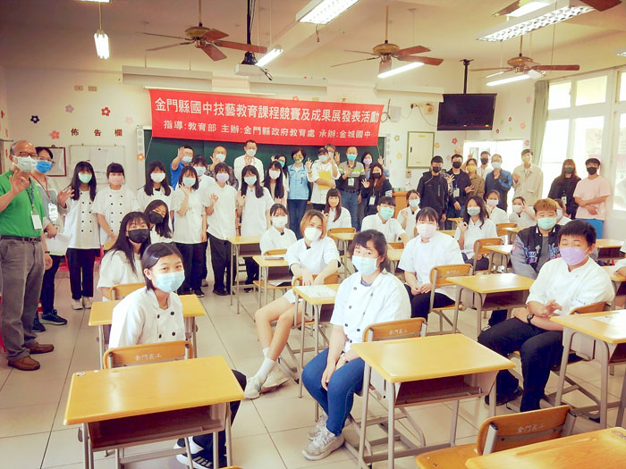 110學年度金門縣國中技藝教育競賽及成果展發表活動圓滿落幕，並由教育處長黃雅芬頒發三位評審聘書、五校技藝老師指導證書、五校選手參賽證書。（金城國中提供）
