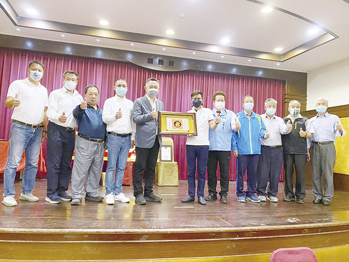 蔡宗佑(右6)接任金門縣蔡氏宗親會第14屆理事長。(蔡氏宗親會提供)