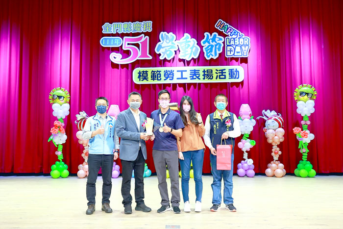 縣長表揚勞動部全國模範勞工陳羽宣。（縣府提供）