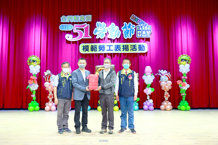 縣長表揚全國總工會模範勞工陳世耀。（縣府提供）