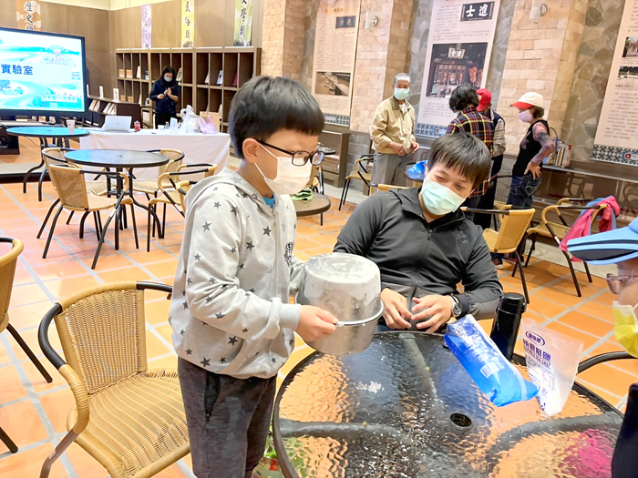 「點水成金-金門水文化特展」刻正展出中,配合展覽文管所推出一系列活動,4月30日圓滿落幕。民眾從水的三態、傳統製冰實驗及聚落走讀,在實作中更深刻體悟出金門獨有且珍貴的「水」文化資產。(文管所提供)