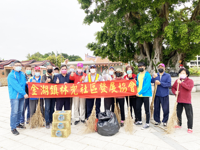 金湖鎮於昨（1）日「五一國際勞動節」特別辦理「社區環境清潔日」，金湖鎮長陳文顧穿上防護裝備與社區志工一起打掃、消毒社區環境。
（金湖鎮公所提供）