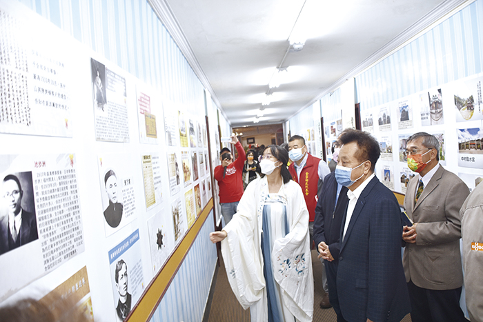 「華僑歷史與華僑文化圖片展」搭配「南洋美食展示會」舉行，議長洪允典等貴賓參觀並合照。（莊煥寧攝）