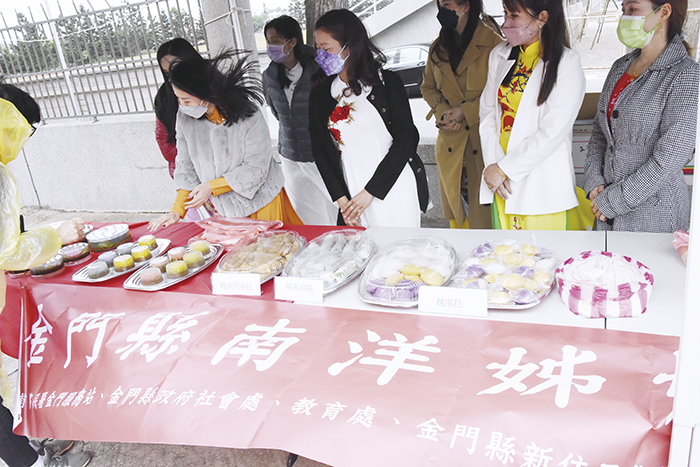 「華僑歷史與華僑文化圖片展」搭配「南洋美食展示會」舉行，議長洪允典等貴賓參觀並合照。（莊煥寧攝）