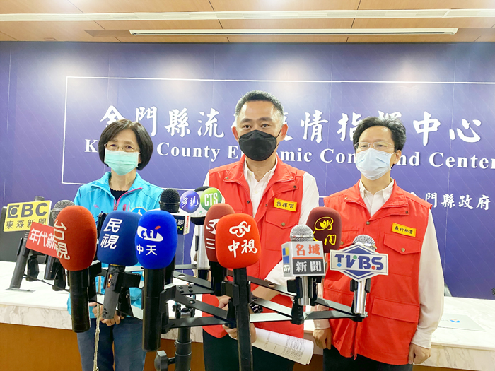 縣長楊鎮浯昨日宣布,5/3至5/13,全縣國小以下含公、私立幼兒園、托嬰中心和安親班停課橫跨2個禮拜,一律改採線上教學。(翁維智攝)