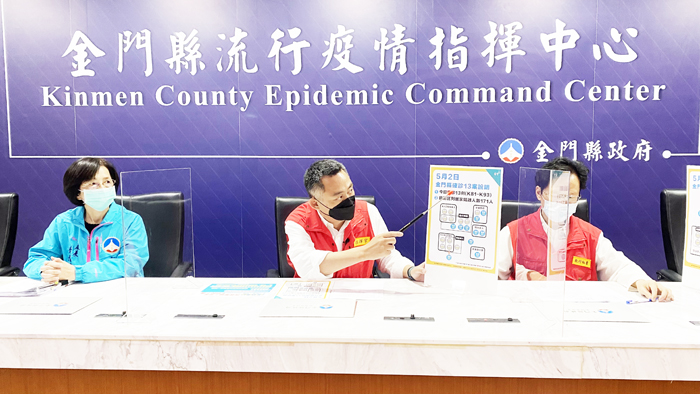 金門昨再增13例新冠確診，縣長楊鎮浯直播說明最新疫情狀況。（翁維智攝）
