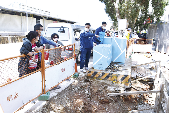 第12屆金城鎮民代表會昨日進行鎮政建設考察。（陳冠霖攝）