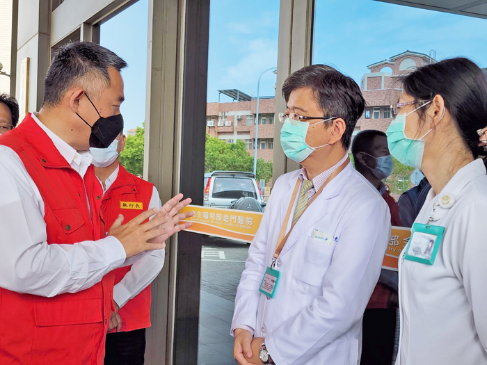 楊鎮浯(左)與金門醫院院長侯重光(中)討論防疫策略。(許峻魁攝)