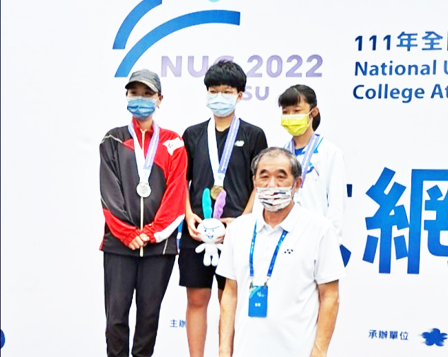 日前國立金門大學代表隊在111年全國大專運動會傳來捷報,該校學生簡雪如獲得軟式網球一般女生組單打銀牌。
(金門大學提供)