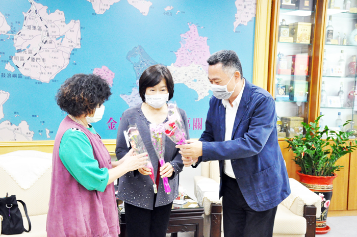 縣長奉送康乃馨,預祝紀惠容(中)、王幼玲(左一)兩位監委母親節快樂。(楊水詠攝)