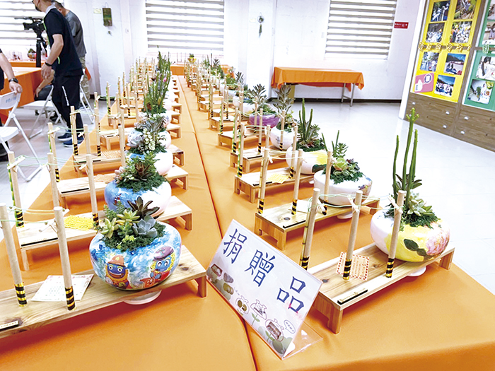已經除役的報廢「礙子」,經由彩繪成為多肉植物盆栽。(陳冠霖攝)