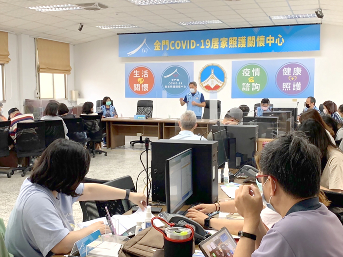 金門居家照顧關懷中心首梯招募16名志工,昨日完成講習訓練,預計5/9開始排班輪值。(縣府提供)