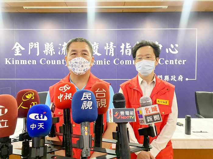 金門7日新增10例確診,秘書長陳祥麟偕衛生局長李錫鑫說明最新疫情狀況。(翁維智攝)