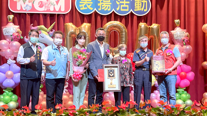 金門縣政府昨日舉辦「111年度模範母親表揚」活動,縣長楊鎮浯偕與會貴賓頒獎表揚14位模範母親,祝福所有媽媽們佳節快樂!(陳麗妤攝)