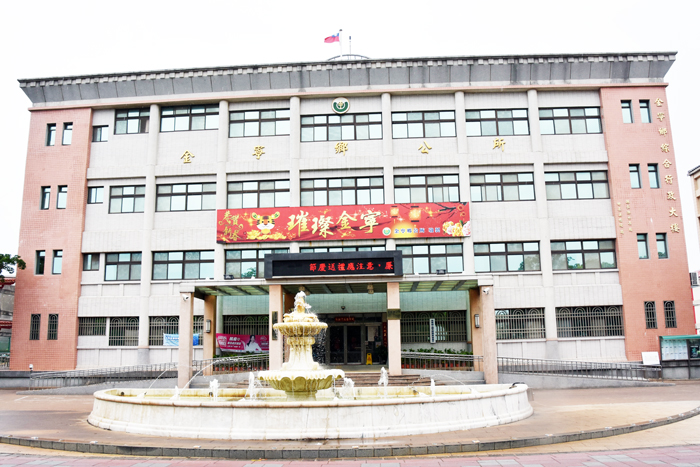 金寧鄉長楊忠俊、鄉代會主席莊振源率同鄉代表、鄉公所主任秘書王四川及課室主管向來金巡察的監委紀惠容、王幼玲陳情,建請將「金門縣金寧鄉」改制成「金門縣金寧鎮」。(莊煥寧攝)