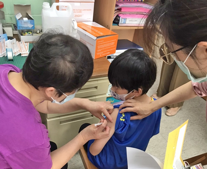 金門縣6-11歲學童接種疫苗於今日起於各鄉鎮衛生所開打，首日計有46名學童施打。（教育處提供）