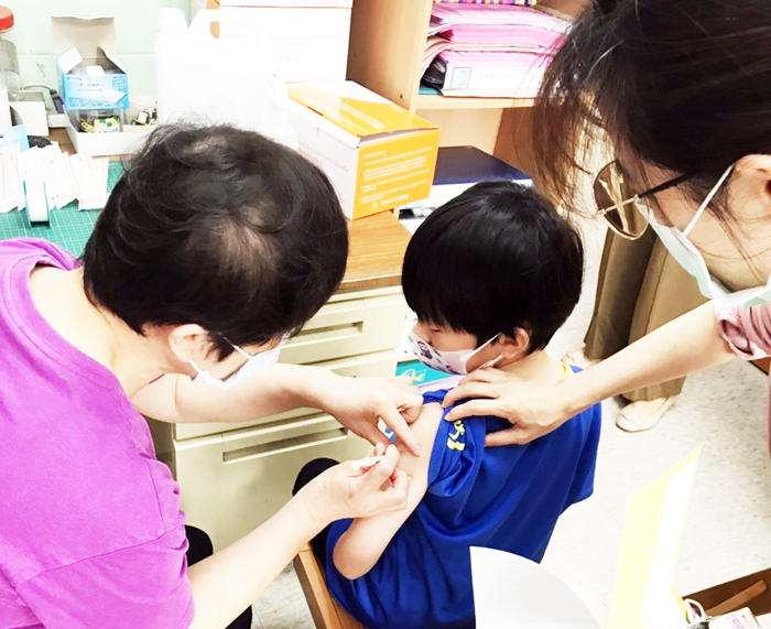 金門縣6-11歲學童新冠疫苗昨起於各鄉鎮衛生所開打，首日計有46名學童接種。
（教育處提供）