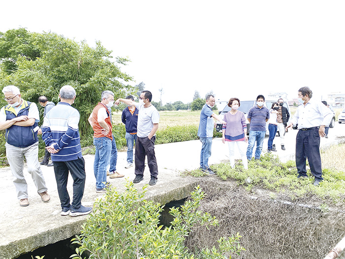 金沙鎮代會定期會，下鄉前往青嶼農排、榮湖公園、金沙消防分隊勘察建設。（金沙鎮公所提供）