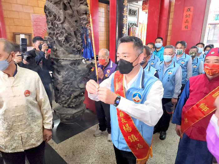 城隍遷治342週年,縣長楊鎮浯昨日率縣府團隊前往上香。(許峻魁攝)