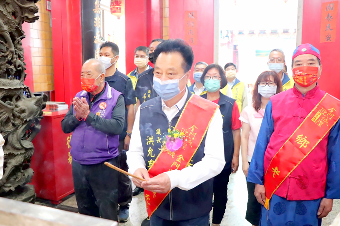 金門縣議長洪允典昨率議員和議會團隊至浯島城隍廟參拜和致贈爐敬金,祝賀浯島邑主城隍遷治三百四十二週年及祈福。(議會提供)