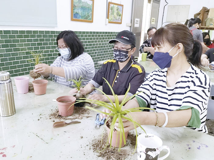 金門植物園「有森意」友善環境系列講座邀請蔡宜宸分享馬克杯酒瓶蘭種植,除了蒐集許多廢棄物再利用的妙招與學員分享,也提供洗洞機器供民眾將馬克杯或碗盆鑽孔,並動手為植物脫盆、修剪完成酒瓶蘭植裁創作,完成獨一無二居家環境佈置的藝術品。(林務所提供)