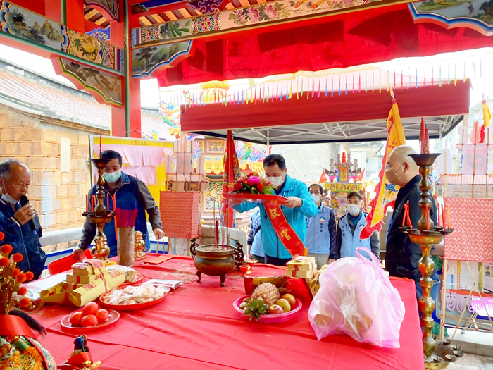 烈嶼青岐仙祖宮舉行醮慶活動,縣府參議陳金增昨(15)日率縣府團隊前往拈香祈福並敬獻爐敬金。(縣府提供)