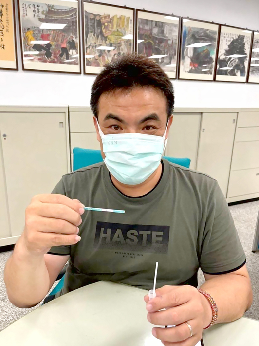 金城鎮長李誠智在臉書貼文說他昨早覺得喉嚨癢，結果快篩呈陽性，除了PCR進一步確認，也遵守防疫規定7＋7。（取自李誠智臉書）