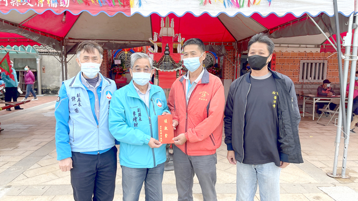后宅普濟寺昨日起建醮酬神,副縣長李增財率團隊前往上香及獻爐敬祝賀。(陳麗妤攝)