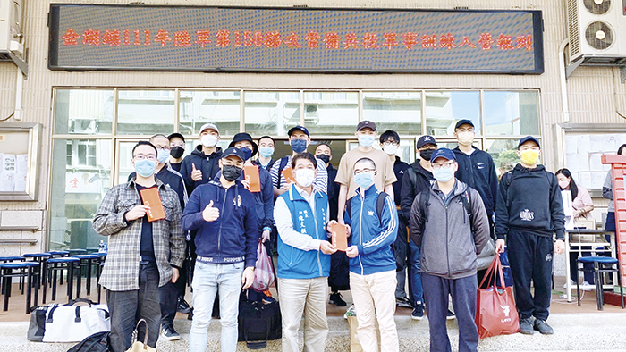 金湖鎮111年陸軍第0150梯次常備兵役軍事訓練入營，昨（18）日早上鎮長陳文顧致贈程儀歡送役男入營。（金湖鎮公所提供）