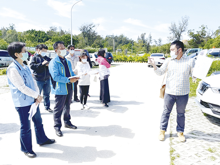 金湖國小新建幼兒園基地會勘於昨（18）日上午假湖前段37-10、37-11地號土地（金湖衛生所後方）辦理，該會勘由縣府參議陳金增主持，各相關單位亦派員前往。（林靈攝）