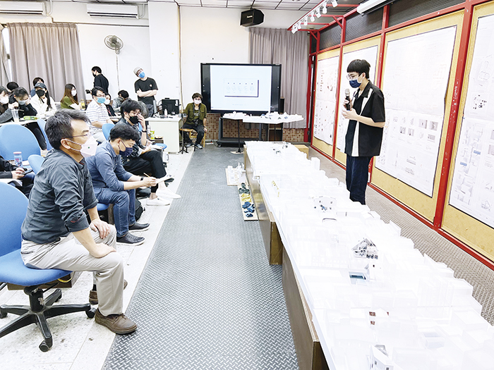 金門大學建築學系為提升學生的專業知能,並檢視應屆畢業生建築設計的學習成果,日前邀請各界重量級代表蒞臨金門評圖,提升學生的專業技能。(金門大學提供)
