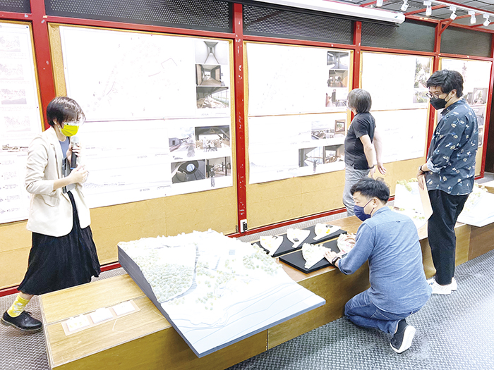 金門大學建築學系為提升學生的專業知能,並檢視應屆畢業生建築設計的學習成果,日前邀請各界重量級代表蒞臨金門評圖,提升學生的專業技能。(金門大學提供)