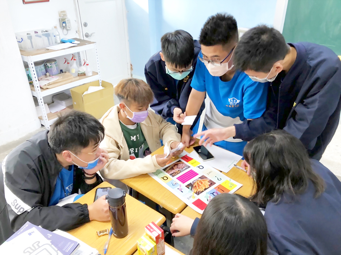 金門農工教師李一玄引導該校學生透過桌遊同時結合實作來學習歷史,除了提升學習興致,更讓學生增強行動力與解決問題的能力。(李一玄提供)