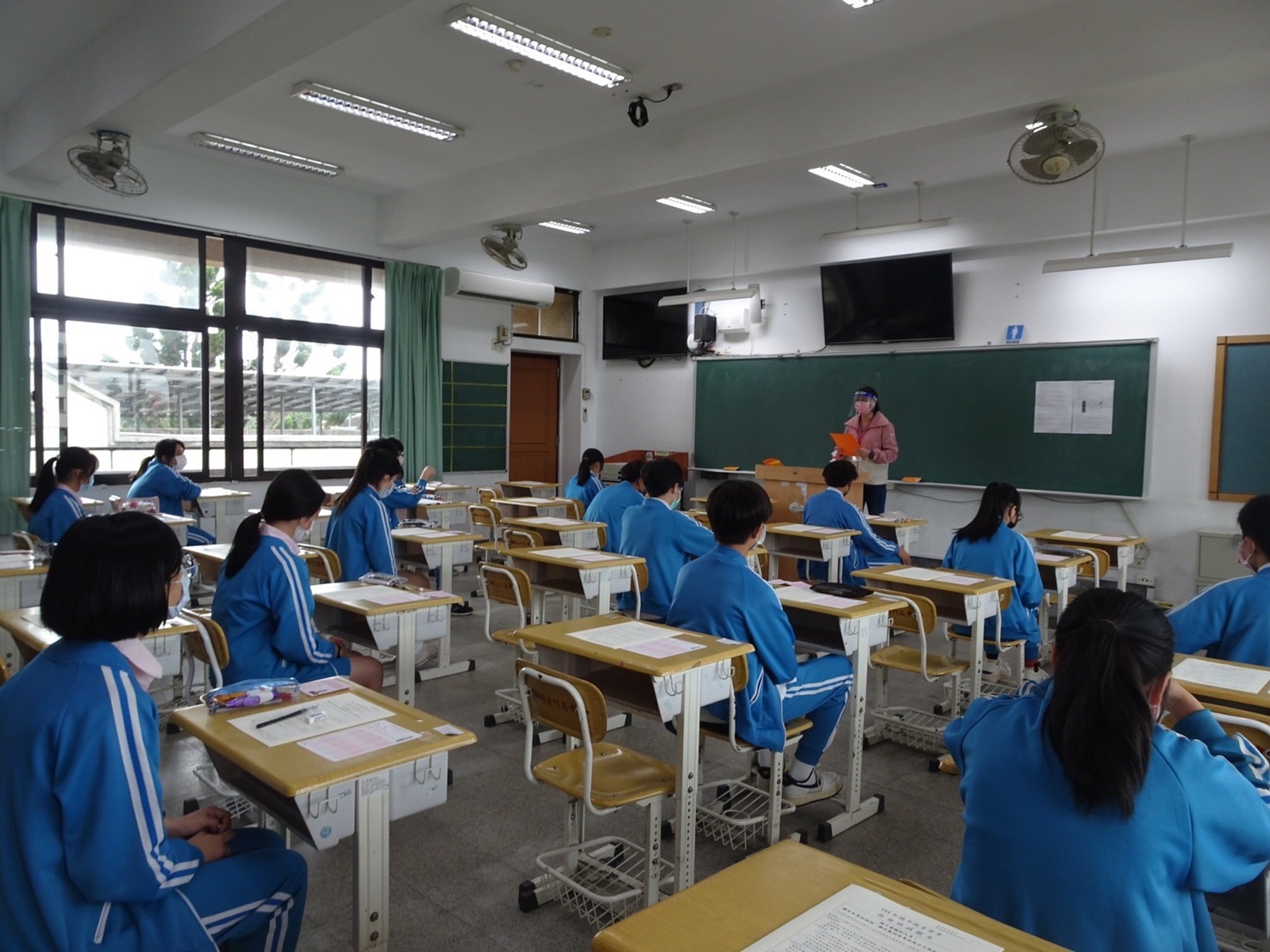 新冠肺炎疫情持續升溫,但國中教育會考仍如期於111年5月21、22日舉辦,為維護考生健康,本縣採取高規格會考防疫措施。(照片由金門縣政府教育處提供)