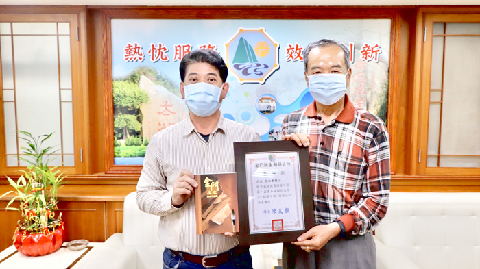 王水彰致贈7套著作給金湖鎮圖書館,並由金湖鎮鎮長陳文顧代表接受,同時致贈王水彰博士感謝狀。(金湖鎮公所提供)