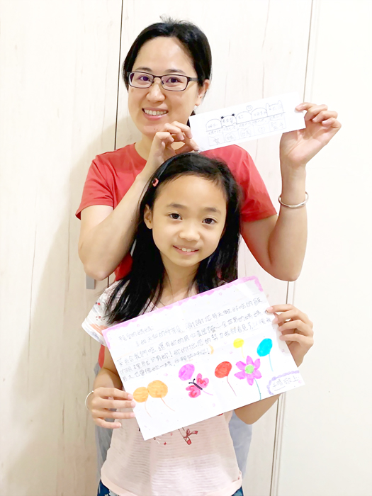 湖小學童在母親節前夕寫信寄給媽媽,媽媽開心的收下愛的限時信及小福利,歡喜度過母親節。(金湖國小提供)