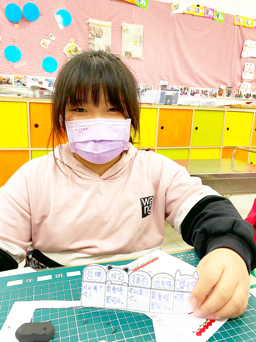 湖小學童大方分享展示附在信中要送給媽媽的專屬小福利。(金湖國小提供)