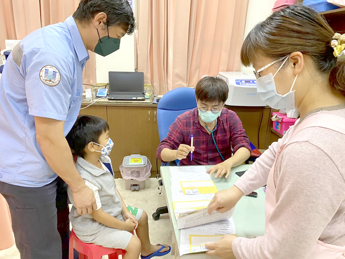 金門縣5至11歲國小以下學童接種BNT兒童疫苗昨起開打，以保護學童身體健康。（教育處提供）