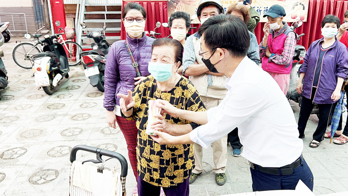 洪志恒昨日發放來自台灣友人捐贈的700劑快篩試劑給民眾。（陳冠霖攝）