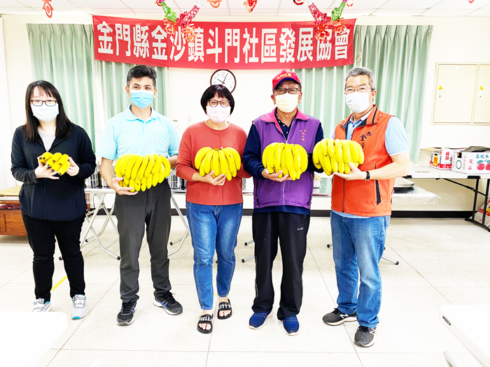 金沙鎮鎮長吳有家走訪鎮內七個社區關懷據點,瞭解社區供餐情形,並致贈水果為長者們補充營養。(金沙鎮公所提供)