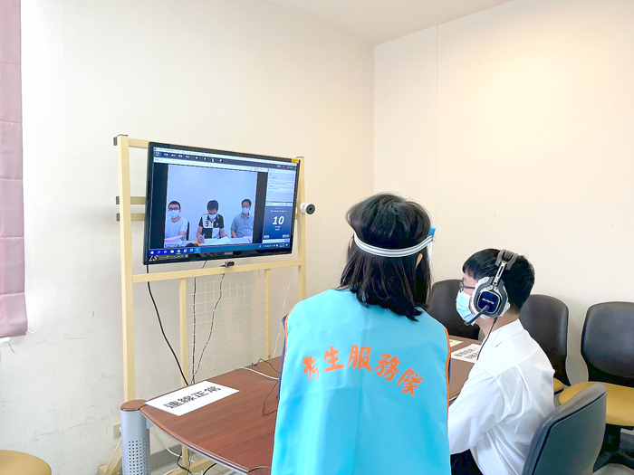金門大學成立遠距視訊中心，幫助離島考生申請大學入學面試，陳建民校長特別到場查訪中心運作情形。（金大提供）