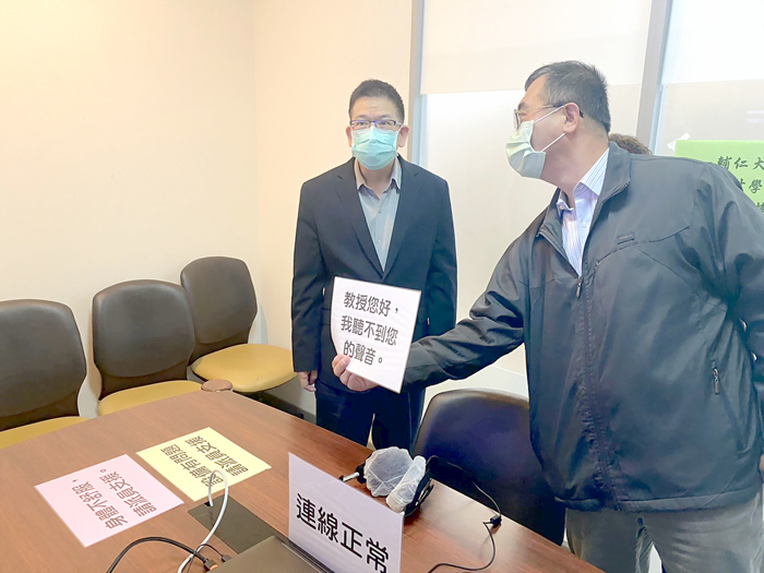 金門大學成立遠距視訊中心,幫助離島考生申請大學入學面試,陳建民校長特別到場查訪中心運作情形。(金大提供)
