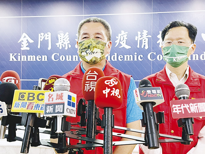 金門縣政府秘書長陳祥麟(左)昨在媒體聯訪記者會說明地區最新疫情概況和相關防疫措施。(李增汪攝)