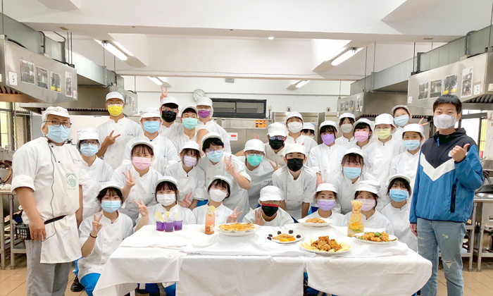 金門農工教師李一玄引導該校學生結合飲食實作來學習歷史，引導學生以歷史入菜，創造出一道道充滿創意、令人稱奇的美食。（李一玄提供）